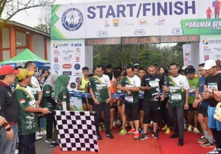 Wako Pariaman Genius Umar bersama Wagub Sumbar, Audy Joinaldy dan Wako Bogor, Bima Arya di garis  start Pariaman Berlari 10 K, Minggu pagi (18/9). (Dok : Istimewa)