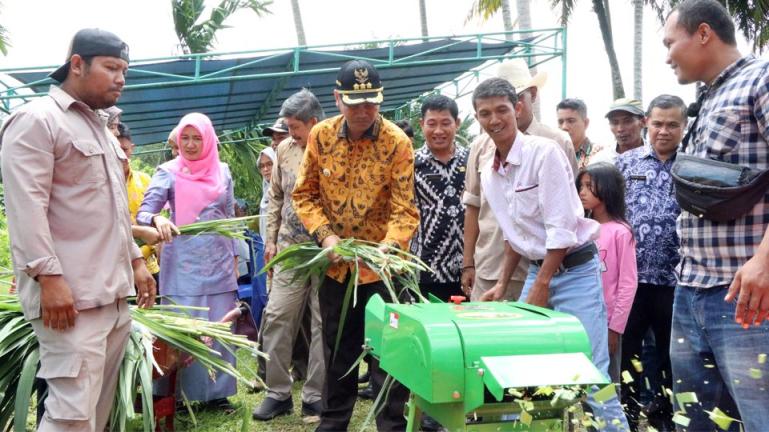 Wali Kota Pariaman, Genius Umar menyerahkan bantuan alat pengolahan pakan ternak bagi kelompok tani Lapai Saiyo Desa Cimparuh Kecamatan Pariaman Tengah, Kamis (1/9). (Foto : Istimewa)