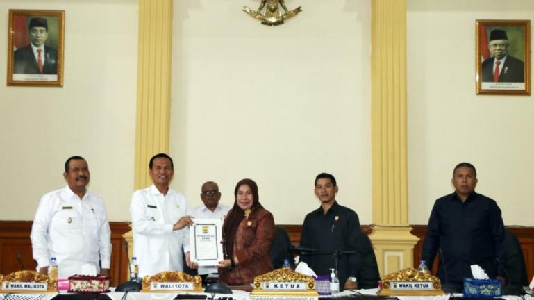 Wali Kota Pariaman Genius Umar memberikan tanggapan terhadap Rancangan Anggaran Pendapatan Belanja Daerah Perubahan) Kota Pariaman Tahun Anggaran 2022 bertempat di Ruang Rapat Utama DPRD Kota Pariaman, Rabu (14/9) (Foto : Istimewa)