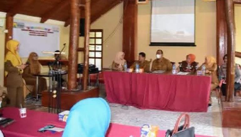 Wawako Mardison Mahyuddin beri arahan pada peserta dalam rembuk penanggulangan stunting bagi Kota Pariaman, Senin (19/9). (Dok : Istimewa)