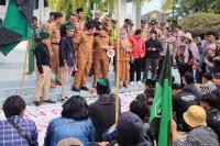 Tolak BBM Naik, Puluhan Mahasiswa Demo ke DPRD Sumbar