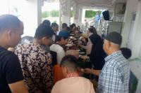 Usai Salat Jumat, Jamaah Diajak Makan Prasmanan