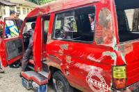 Kondisi angkot yang bawa belasan mahasiswa pasca terbalik di kawasan Lambah, Ngarai Sianok, Bukittinggi, Rabu (5/9). (Dok : Istimewa)