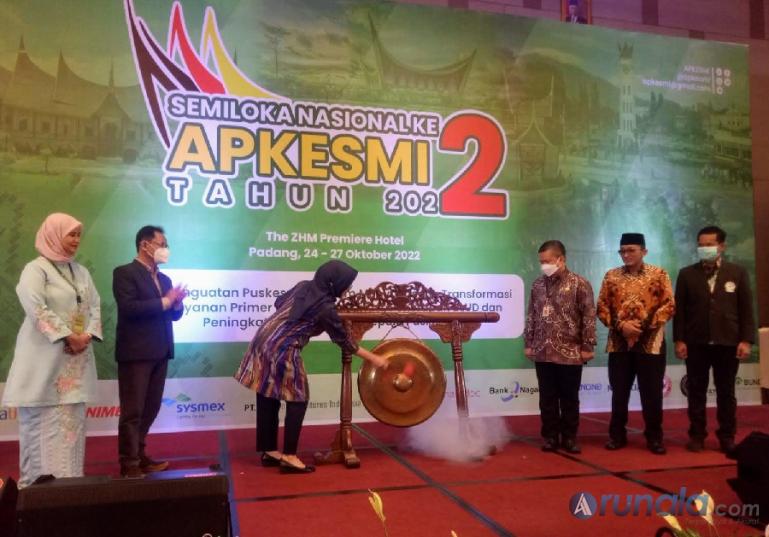 Kadinkes Sumbar mewakili Gubernur Sumbar dr Lila Yanwar MARS memukul gong pertanda dibukanya Semiloka Nasional II APKESMI di The ZHM Premiere Hotel and Convention Padang, Senin (24/10) malam. (Foto : Fajril)