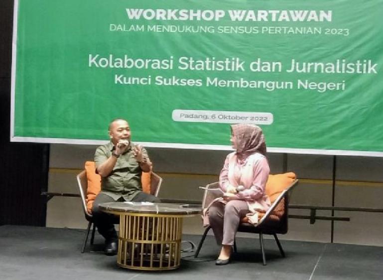 Komisioner KI Sumbar Adrian Tuswandi ketika jadi pembicara dalam workshop yang diadakan BPS Sumbar, di Padang, Kamis (6/10). (Dok : Istimewa)