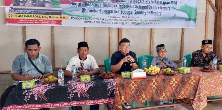 Anggota MPR RI, Alirman Sori ketika berikan materi sosialisasi 4 Pilar MPR RI di Ponpes Ashabul Kahfi Sutera, Rabu (26/10) kemarin. (Dok : Istimewa)