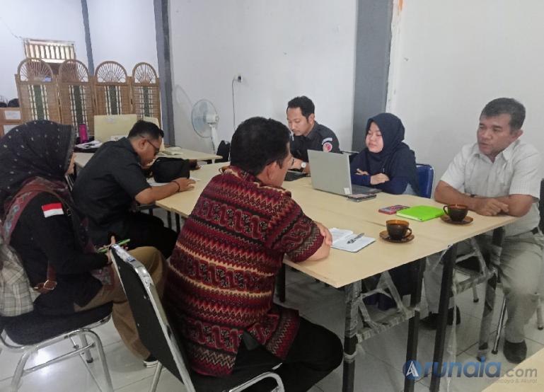 Tim Bawaslu Sumbar yang dipimpin Kabag Pengawasan, Andi Bastian dengan Ketua Bawaslu Pasbar, Emra Patria dialog terkiat penyusunan IKP pemilu dan pemilihan 2024 di daerah itu, Selasa siang (25/10). (Foto : Arzil)