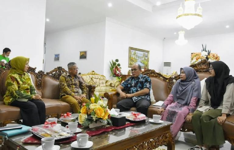 Ketua DPRD Sumbar Supardi saat menerima kunjungan Deputi Neraca dan Analisis Statistik, Mohamad Edy Mahmud di rumah dinasnya, Minggu siang (16/10). (Dok : Istimewa)