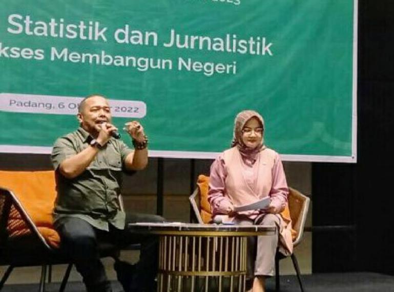 Ketua BPS Sumbar, Herum Fajarwati dan Komisioner KI Sumbar Adrian Tuswandi dalam workshop Kolaborasi Statistik dan Jurnalis di Padang, Kamis (6/10). (Dok : Istimewa)