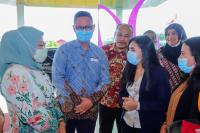 Menteri Tenaga Kerja Ida Fauziyah menemui sejumlah pekerja yang menerima BSU di Hotel Mercure Padang. (Dok : Istimewa)