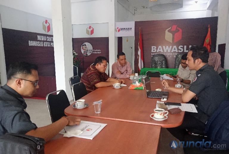 Tim Bawaslu Sumbar saat berikan arahan dan masukan pada Ketua Bawaslu Kota Pariaman tentang pembuatan IKP 2024, Selasa sore (25/10). (Foto : Arzil)