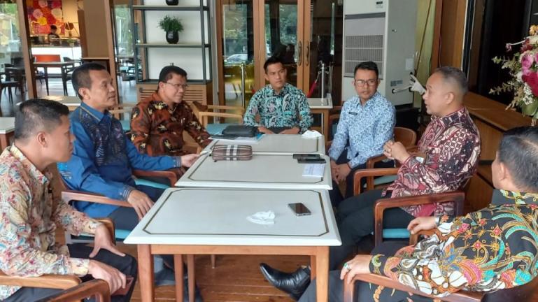 Deputi Setwapres RI  bidang Dukungan Kebijakan Pemerintahan dan Wawasan Kebangsaan, Velix Vernando Wanggai saat ditemui oleh Wali Kota Pariaman, Genius Umar beserta rombongan di Hotel Century Park Senayan, Jakarta, Jum'at (14/10). (Foto : Istimewa)