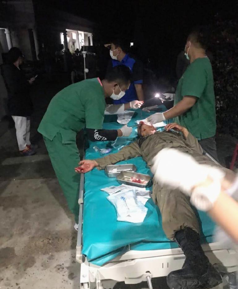 Tim medis sedang menanggani warga yang alami luka-luka akibat gempa di Tapanuli Utara, Rabu dini hari (1/10). (Dok : Istimewa)