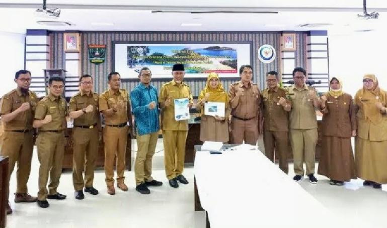 Gubernur Sumbar Mahyeldi Ansharullah bersama Asisten II dan sejumlah Kadis memperlihatkan dokumen final materi teknis pengaturan ruang perairan pesisir. (Dok : Istimewa)