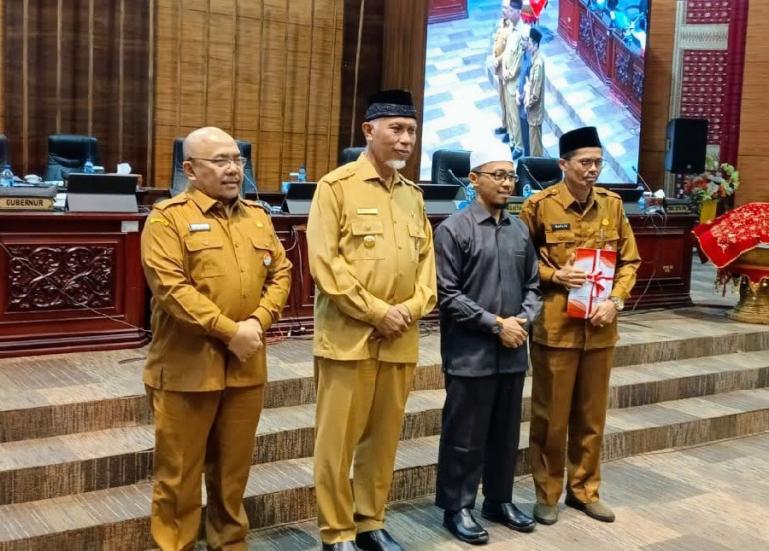 Wakil Ketua DPRD Sumbar, Irsyad Syafar bersama Gubernur Mahyeldi didampingi Sekretaris DPRD Sumbar Raflis seusai pelaksanaan rapat paripurna, Senin (31/10). (Dok : Istimewa)