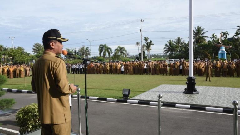 Genius Umar sampaikan beberapa hal penting dalam kinerja yang baik dan terukur dalam apel gabungan, bertempat di Halaman Balaikota Pariaman, Senin (3/10). (Foto : Istimewa)