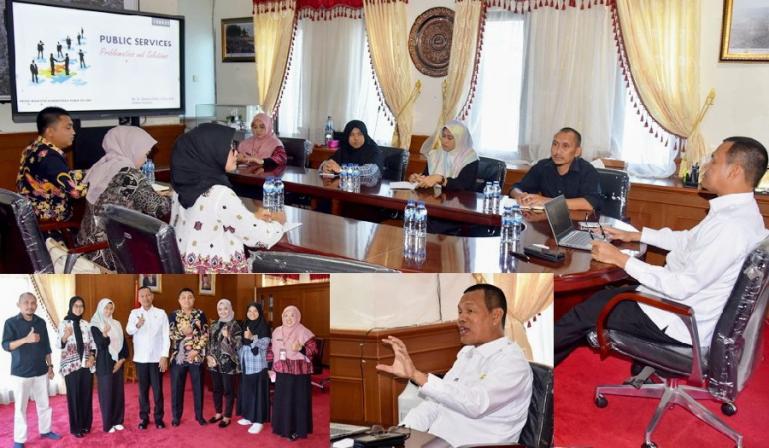 Wako Genius Umar saat berikan ilmu administrasi publik kepada enam mahasiswa S2 UNP di ruang kerjanya, Kamis (27/10). (Dok : Istimewa)