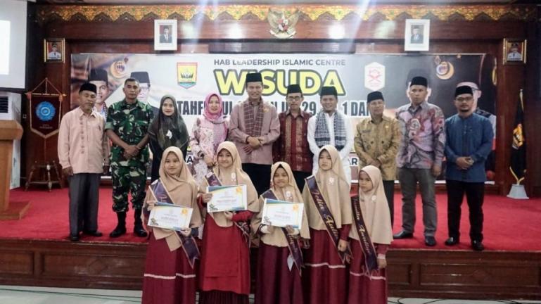 Wali Kota Pariaman Genius Umar menghadiri wisuda Tahfidzul Qur'an Istana Tahfidz Fastabiqul Khairat angkatan pertama yang bertempat di Aula Balaikota Pariaman, Minggu (16/10). (Foto : Istimewa)
