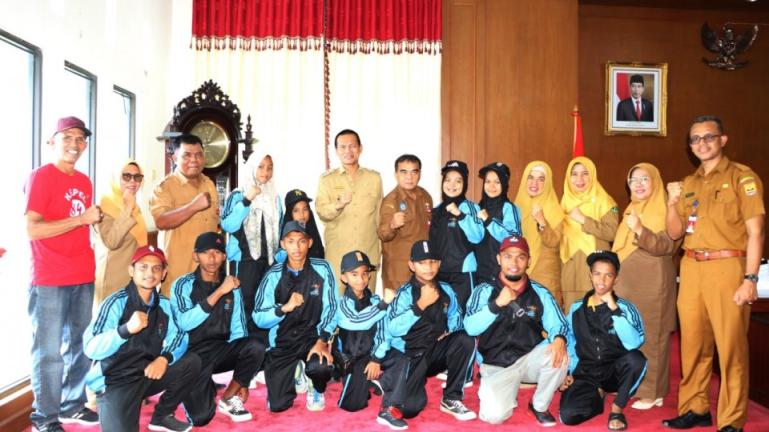 Wali Kota Pariaman, Genius Umar Melepas 12 Atlet Kota Pariaman Ikuti FOP 2022, bertempat diruang kerja walikota, Balaikota Pariaman, Senin (10/10). (Foto : Istimewa)