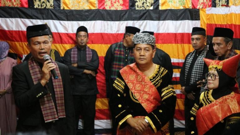 Pengukuhan Penghulu Suku Mandailing Nagari Pasa oleh Ketua LKAAM Kota Pariaman Genius Umar, Minggu (2/10). (Foto : Istimewa)