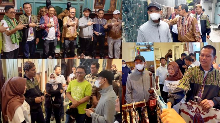 Wali Kota Surakarta, Gibran Rakabuming Raka, ajak Wali Kota Pariaman Genius Umar Keliling Kampung Wisata Batik Kauman Solo didampingi Ketua Paguyuban Kampung Wisata Batik Kauman, Gunawan, bertempat di Kota Surakarta, Provinsi Jawa Tengah, Kamis (13/10). (