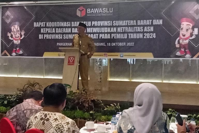Gubernur Sumbar, Mahyeldi saat berikan paparannya soal netralitas ASN pada pemilu dan pilkada serentak 2024 dalam rakor yang diadakan Bawaslu Sumbar di Padang, Selasa (18/10). (Foto : Arzil)