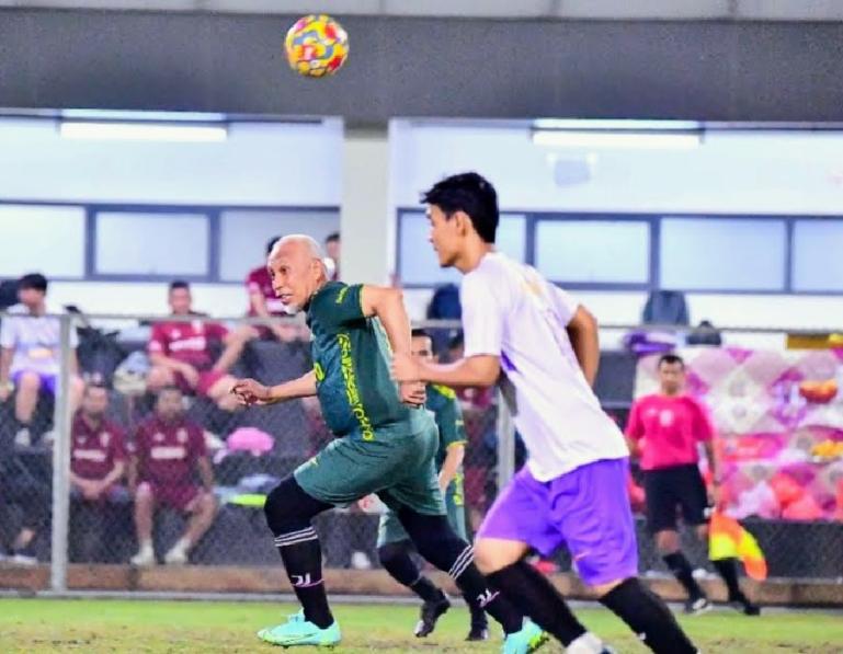 Gubernur Mahyeldi saling pacu dengan pemain Tanah Abang FC dalam merebut bola pada pertandingan persahabatan di Lapangan B Senayan, Jakarta, Kamis (6/10) malam. (Dok : Istimewa)