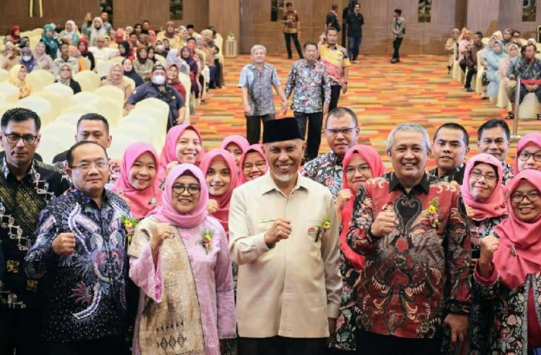 Gubernur Sumbar, Mahyeldi saat menghadiri wisuda SMK SMTI Padang, Kamis (13/10). (Dok : Istimewa)