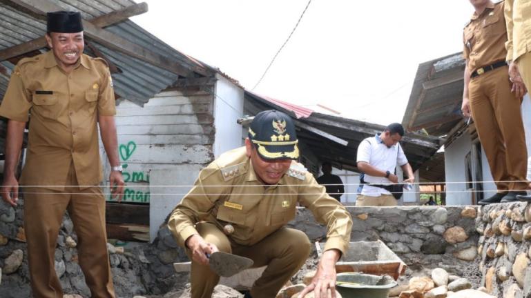 Wali Kota Pariaman, Genius Umar saat peletakkan batu pertama pembangunan gapura Kampung Nelayan Maju (Kalaju) Naras Jaya Bersatu, bertempat di Desa Naras 1 Kecamatan Pariaman Utara Kota Pariaman, Selasa (4/10). (Foto : Istimewa)
