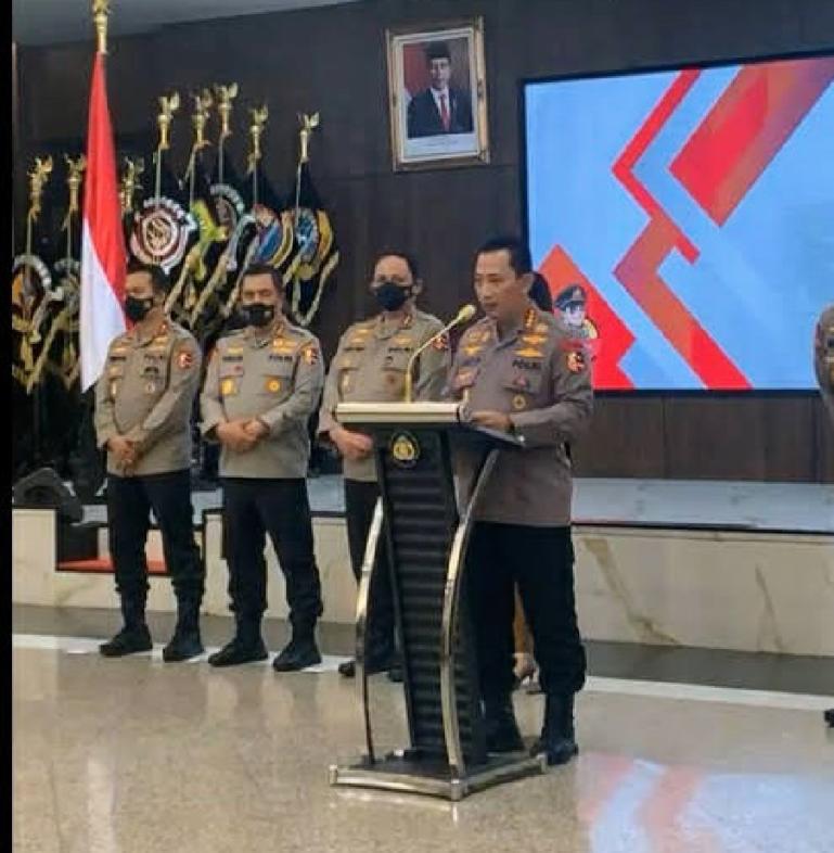 Kapolri Jenderal Listyo Sigit Prabowo saat berikan keterangan pada konpres terkait Irjen TM, di Mabes Polri, Jumat (14/10). (Dok : Istimewa)
