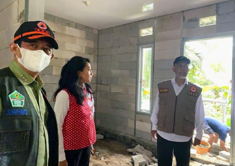 Kepala BNPB Letjen TNI Suharyanto bersama Gubernur Sumbar, Mahyeldi melihat perbaikan rumah milik warga yang terdapat gempa di Pasbar, Minggu (16/10). (Dok : Istimewa)