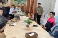 Bupati Solok Selatan (Solsel), Khairunas bersama tim KI Sumbar dan Kepala Dinas Kominfo Solsel Firdaus Jamal di rumah dinas Bupati Solsel, Senin (31/10). (Dok : Istimewa)