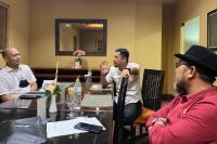 Pimpinan KI Sumbar, Nofal Wiska dan Arif Yumardi lakukan verifikasi faktual keterbukaan informasi publik pada BUMD milik Pemprov Sumbar yakni PT Balairung di Jakarta, Senin (31/10). (Dok : Istimewa)