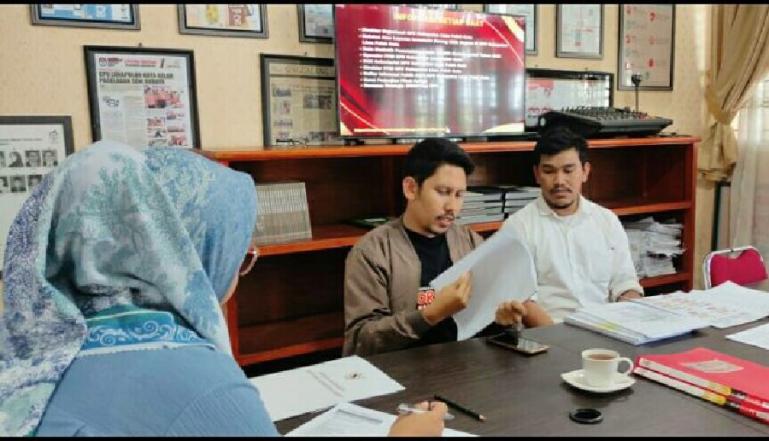 Tim verifikasi faktual KI Sumbar lakukan pemeriksaan dokumen salah satu penyelenggara pemilu di Kabupaten Limapuluh Kota saat lakukan verfak KIP, Kamis (27/10). (Dok : Istimewa)