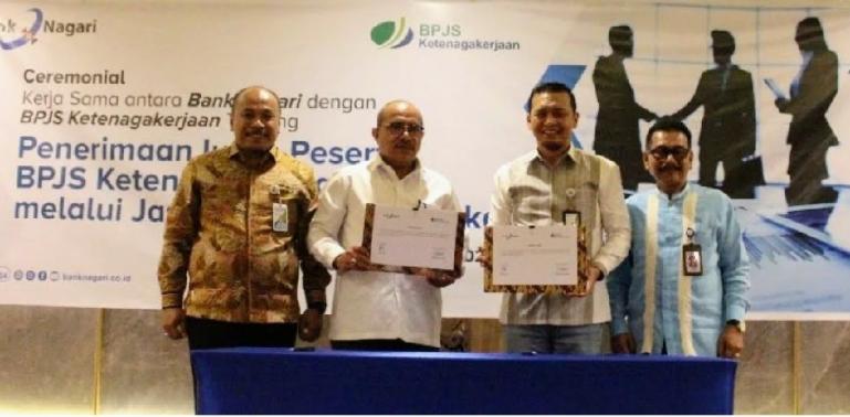 Direktur Keuangan Bank Nagari Sania Putra dan Direktur Keuangan BPJS Ketenagakerjaan Asep Rahmat Suwandha memperlihatkan perjanjian kerja sama. Turut disaksikan Direktur Utama (Dirut Bank) Nagari Muhamad Irsyad. (Dok : Istimewa)