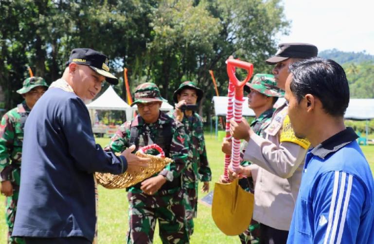 Gubernur Mahyeldi buka secara resmi pelaksanaan TMMD ke - 115 di Kabupaten Padangpariaman, Selasa (11/10) kemarin. (Dok : Istimewa)