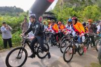 Wakil Gubernur Sumbar Audy Joinaldy bersama peserta saat memeriahkan iven MGCC di Kabupaten Agam, Sabtu pagi (29/10). (Dok : Istimewa)