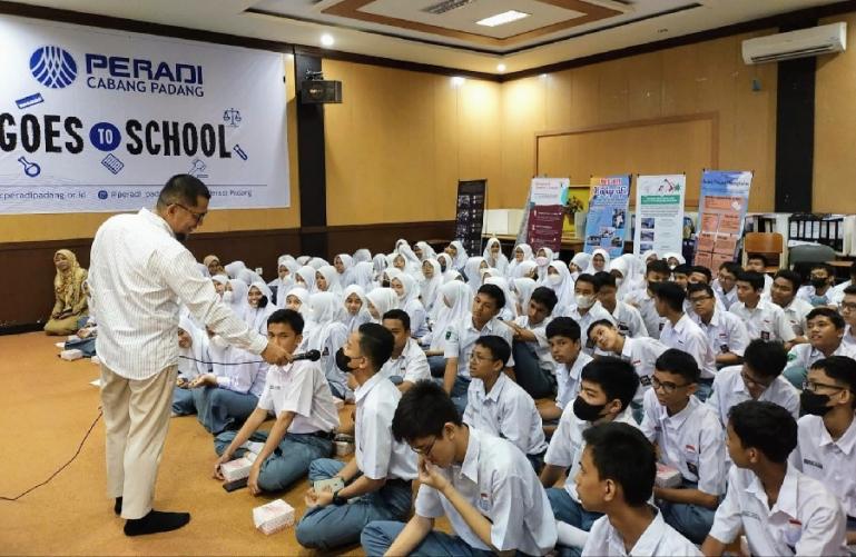 Ketua DPC Peradi Padang Miko Kamal saat mengedukasi siswa SMA 2 Padang mengangkut Hukum, di SMA tersebut, Selasa (11/10). (Dok : Istimewa)