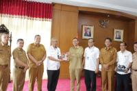 Wali Kota Pariaman, Genius Umar menerima kunjungan dari Direktur Utama PT Semen Padang, Asri Mukhtar Dt Tumangguang Basa bersama Sekretaris Perusahaan, Iskandar Lubis dan anggota di Ruang Kerja Walikota Pariaman, Selasa (4/10). (Foto : Istimewa)