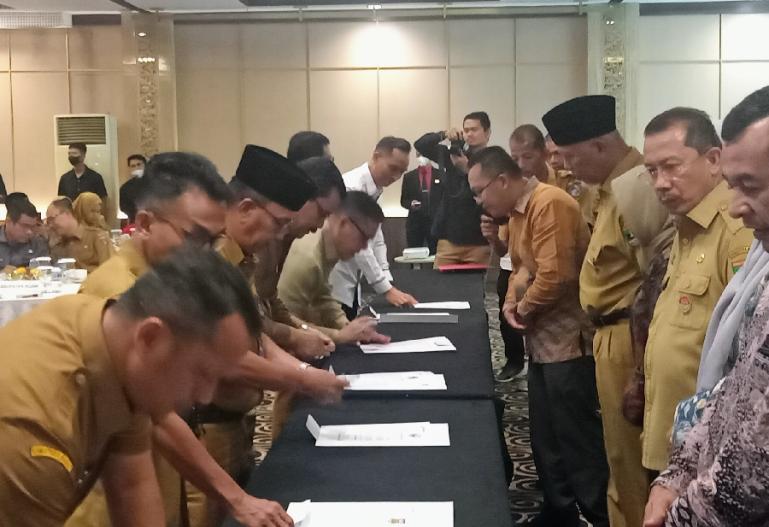 Gubernur Mahyeldi bersama pimpinan Bawaslu Sumbar saat menghadiri rakor menyangkut netralitas ASN di Padang, Selasa (18/10). (Foto : Arzil)