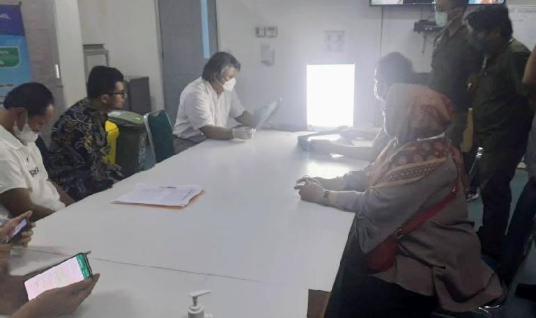 Tim dokter RSUP M Djamil adakan rapat persiapan sebelum lakukan tindakan lanjutan untuk perawatan Dubes RI untuk Myanmar, Senin malam (3/10). (Dok : Istimewa)