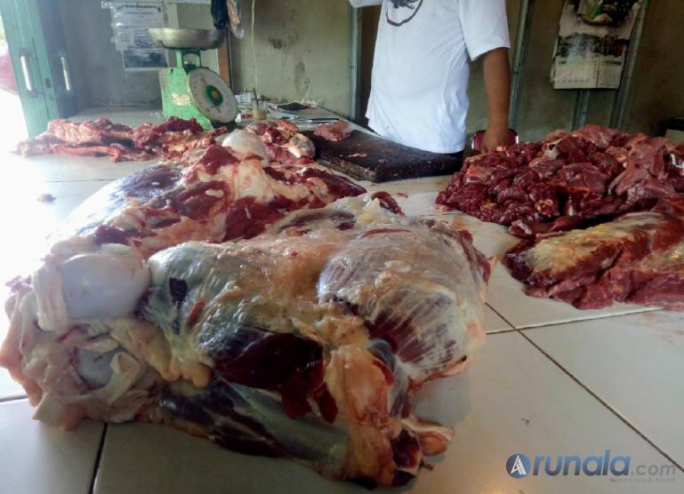 Daging sapi segar yang dijual salah satu pedagang di pasar satelit. (Foto : Fajril)