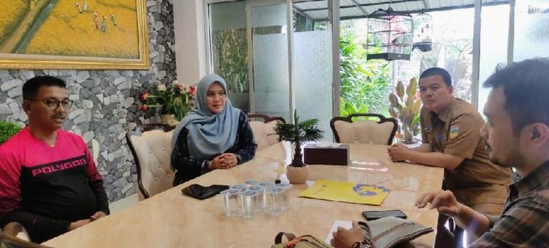 Bupati Solsel, Khairunas saat menerima kedatangan tim verfak KI Sumbar dalam monitoring dan evaluasi penerapan KIP di pemkab tersebut, Senin siang (31/10). (Dok : Istimewa)