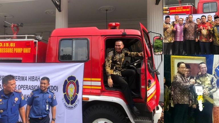 Penghibahan mobil damkar oleh Gubernur DKI Jakarta Anies Baswedan dan  diterima oleh Walikota Pariaman Genius Umar  di Balai Agung Balaikota DKI Jakarta, Rabu (5/10). (Foto : Istimewa)
