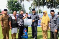 Gubernur Sumbar Mahyeldi Ansharullah didampingi Sekkab Pessel Mawardi Roska dan Kadis Kelautan dan Perikanan Sumbar Desniarti menyerahkan bantuan ikan kerapu. (Dok : Istimewa)