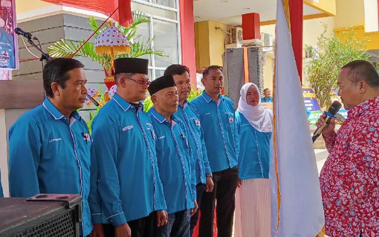 Ketua DPD PKDP) Kota Padang, Amril Amin melantik Pengurus DPC PKDP Kecamatan Nanggalo periode 2022-2027, Minggu (9/10). (Dok Istimewa)