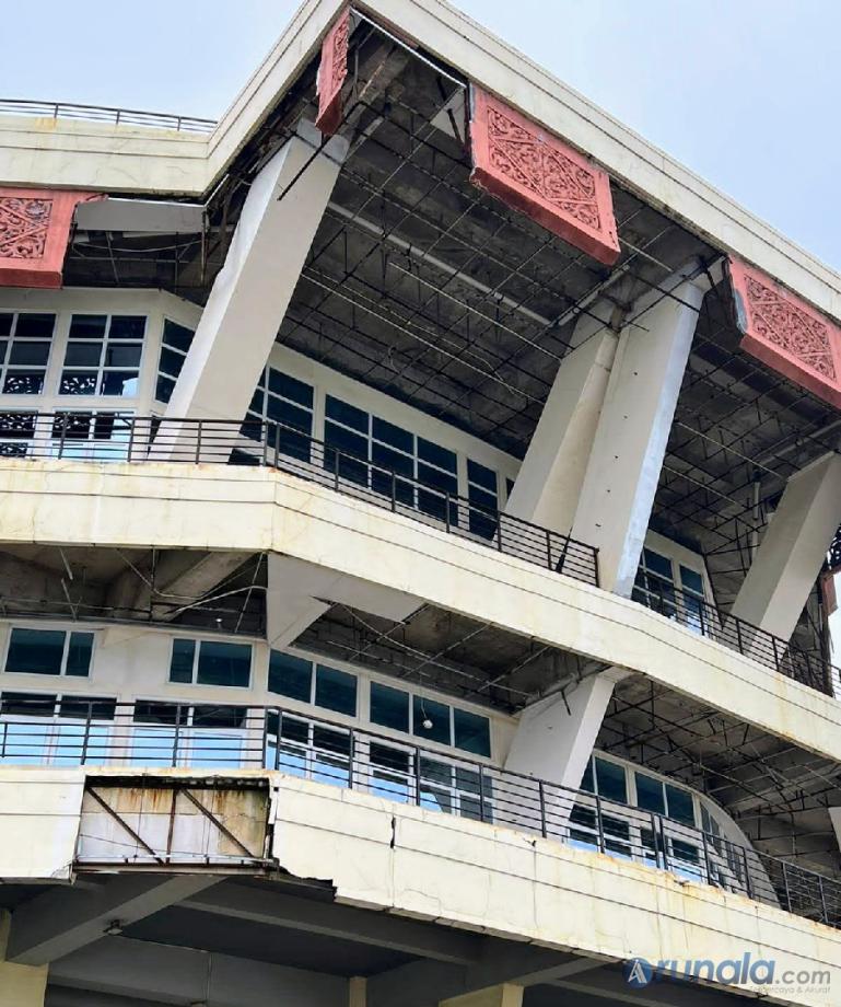 Kondisi plafon lantai atas Dinas Kebudayaan Sumbar yang kondisinya cukup mengkhawatirkan dan membahayakan masyarakat, Senin (24/10). (Foto : Derizon)