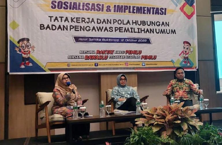 Tiga orang pimpinan Bawaslu Sumbar hadiri sosialisasi tata kerja dan pola hubungan pengawasan pemilihan umum di Bukittinggi, Rabu (12/10). (Dok : Istimewa)