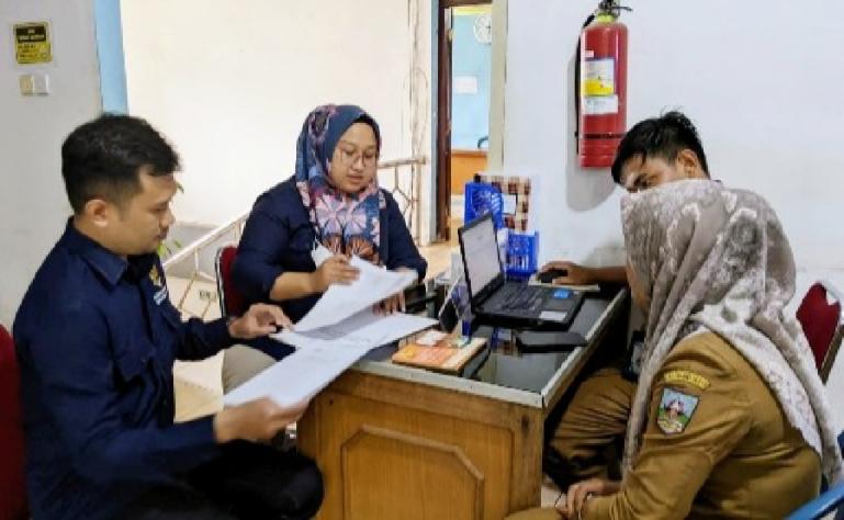 PPID Utama Pemkab Dharmasraya saat dikunjungi tim KI Sumbar dalam rangka monev KIP 2022, Selasa (25/10). (Dok : Istimewa)