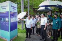 Menteri Koordinator Bidang Kemaritiman dan Investasi Luhut Binsar Pandjaitan didampingi Menteri Kelautan dan Perikanan Sakti Wahyu Trenggono meninjau pameran produk kelautan dan perikanan yang ikut meramaikan acara puncak Gernas BCL di Badung, Kamis (27/1